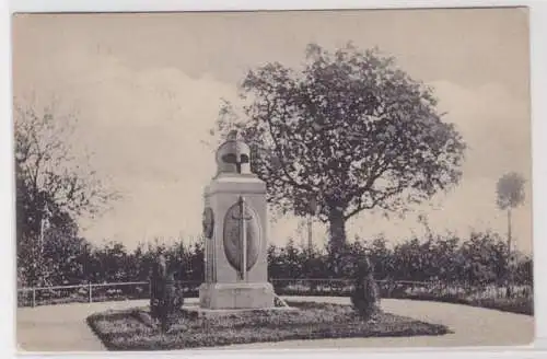 906319 Ak Grüna - Kriegerdenkmal, Straßenansicht mit Waldpartie 1928