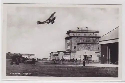 906381 Ak Chemnitz - Flughof mit Tower und Doppeldeckerflugzeugen 1933