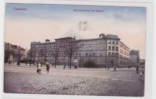 906238 Ak Chemnitz - Bernsbachplatz mit Schulen, Straßenansicht