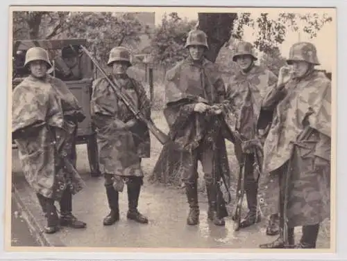 44015 Foto 5 Soldaten in Flecktarn Regenmantel mit Waffe um 1935