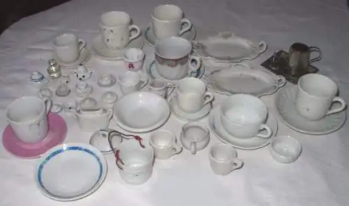 38 Teile Porzellan-Geschirr für die Puppenstube um 1940
