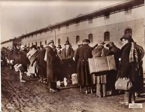 106520 großes Original Propaganda Foto "Internierte in Runleben" 1. Weltkrieg