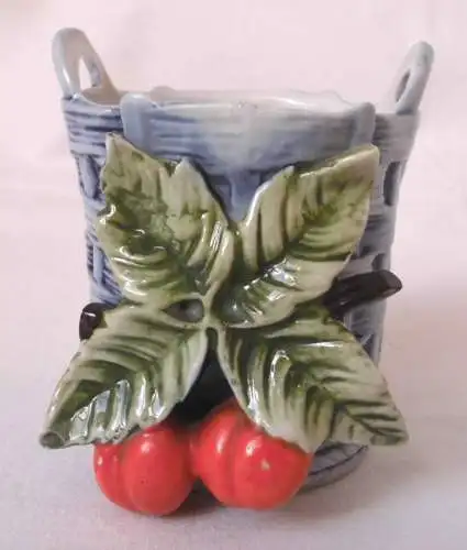 Hübsche kleine figürliche Vase Korb mit Kirschen aus Porzellan um 1940