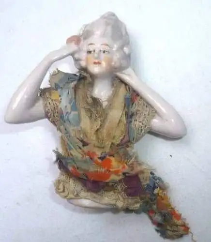 Dekorative alte kleine Porzellanfigur im Rokoko-Stil um 1930