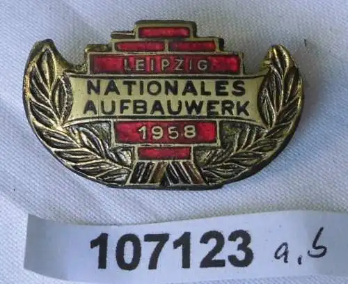 emailliertes DDR Abzeichen Nationales Aufbauwerk Gold Leipzig 1958 (107123)