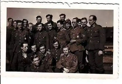 56452 Original Foto Deutsche Soldaten mit allg. Sturmabzeichen im 2. Weltkrieg