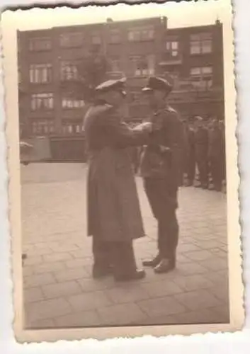 Original Foto Offizier verleiht Orden im 2. Weltkrieg