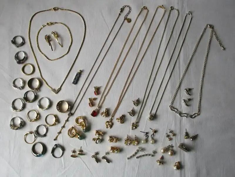 schöne Sammlung mit 44 Stücken Modeschmuck Ringe, Ohrringe Ketten usw. (110597) 0