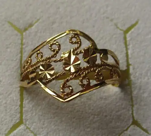 eleganter 585er Gold Ring mit filigran verzierter Ringschiene (108796)