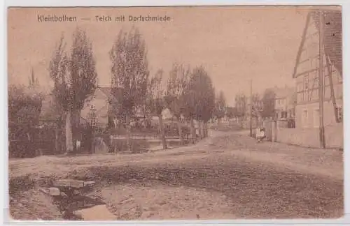 900575 AK Kleinbothen - Teich mit Dorfschmiede, Straßenansicht