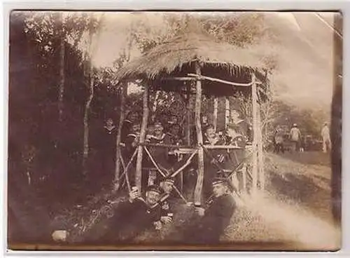 54892 Foto Matrosen der S.M.S. König Albert beim Gartenfest in Chile um 1910