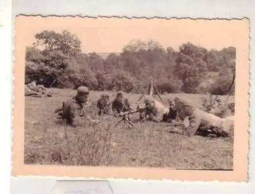 43903 Foto Deutsche Soldaten mit Maschinengewehr 2. WK