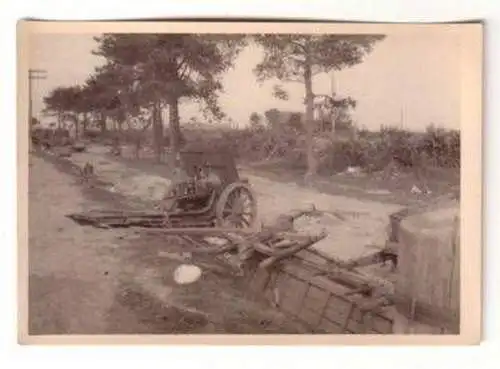 37195 Foto Ukraine Geschütz am Straßenrand 2. Weltkrieg