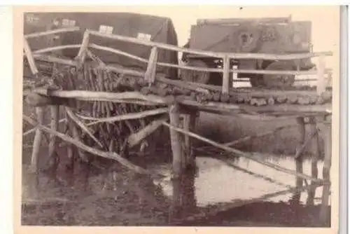 23537 Foto Ukraine LKW auf Holzbrücke 2. Weltkrieg