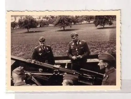 47605 Original Foto Offiziere inspizieren Flakstellung 2. Weltkrieg um 1941