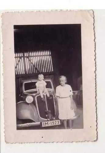 19488 Foto Kind auf altem Automobil um 1930