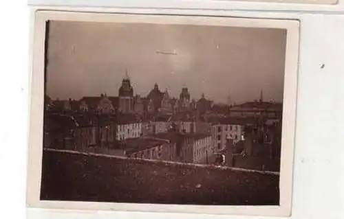 52168 Original Foto Zeppelin Luftschiff über Stadtsilhouette um 1920