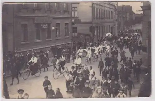 46167 Foto Ak Sachsen Festumzug mit Radfahrern um 1920