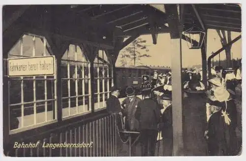 901655 Ak Bahnhof Langenbernsdorf Bahnsteigansicht um 1920