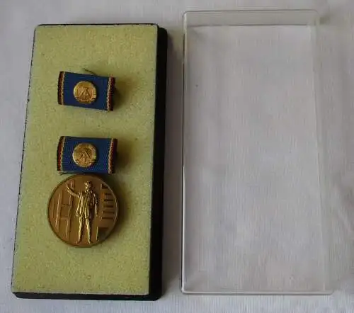 DDR  Medaille verdienter Bauarbeiter der DDR Bartel 92 b (161763)