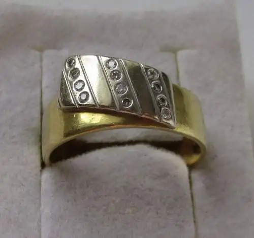 eleganter 750er Gold Damenring mit 12 kleinen Diamanten auf Weißgold (108084)