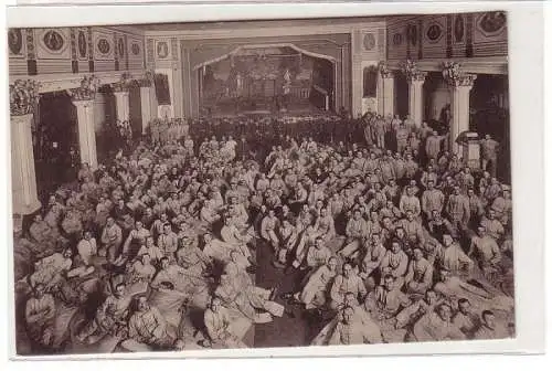 60884 Feldpost Ak Massenquartier im Lindenhof Saal in Zittau 1915