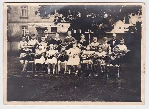 34639 Foto Musikanten vor Willy Kuhnert Fleisch u. Wurstwaren Kahnsdorf? um 1930