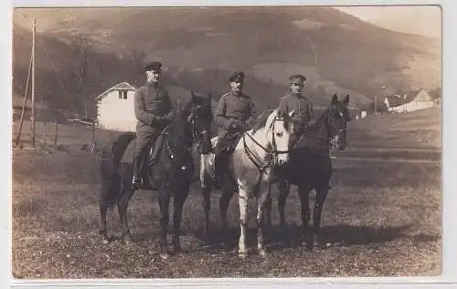 908294 Foto Ak 3 deutsche Soldaten zu Pferd in den Bergen im 1.Weltkrieg 1917