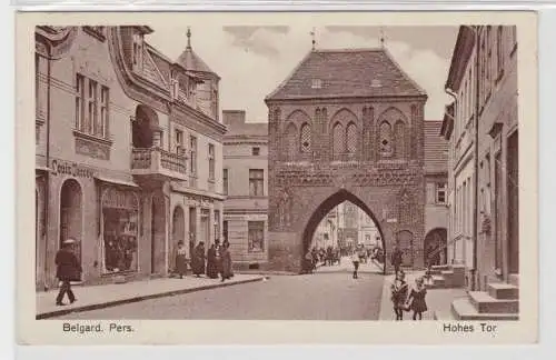 20159 AK Belgard Persante (Białogard) - Hohes Tor mit Bäckerei & Geschäften 1930