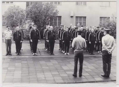 98336 Foto DDR Soldaten der Volksarmee in ASV Trainingsanzügen um 1980