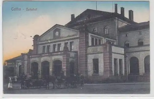 57340 Ak Gotha Bahnhof mit Pferdekutschen davor 1916