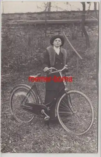 80227 Foto Ak Altenburg in Thüringen Junge Frau mit Fahrrad um 1920