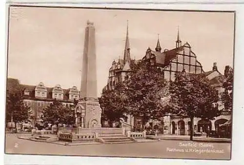 27164 Ak Saalfeld Rathaus & Kriegerdenkmal um 1920