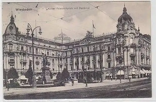 65270 Ak Wiesbaden Kaiser Friedrichplatz mit Denkmal 1913