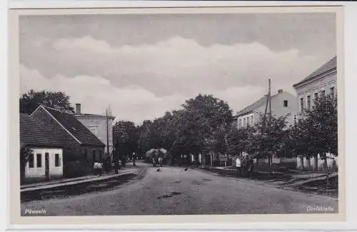 88788 Ak Päwesin Dorfstrasse um 1940