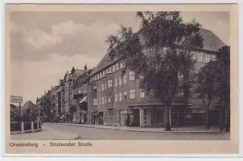 81051 AK Oranienburg - Stralsunder Straße, Straßenansicht mit Geschäften um 1920