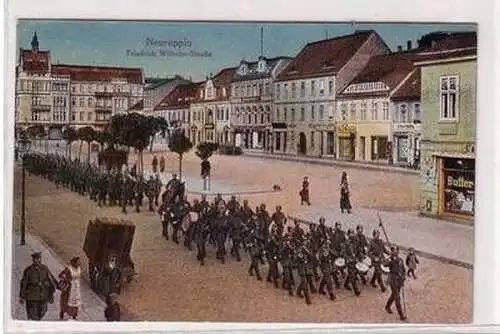 51457 Ak Neuruppin Friedrich Wilhelm Strasse mit Militäraufmarsch 1918