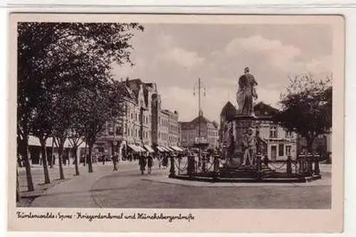 17224 Ak Fürstenwalde Spree Kriegerdenkmal und Münchsbergerstrasse um 1940