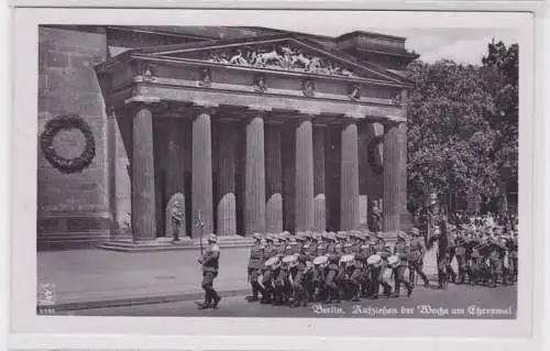 90419 AK Berlin - Aufziehen der Wache am Ehrenmal 1942