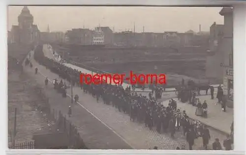 72964 Foto Ak Nürnberg ? riesiger Trauerzug an einer Großbaustelle um 1910