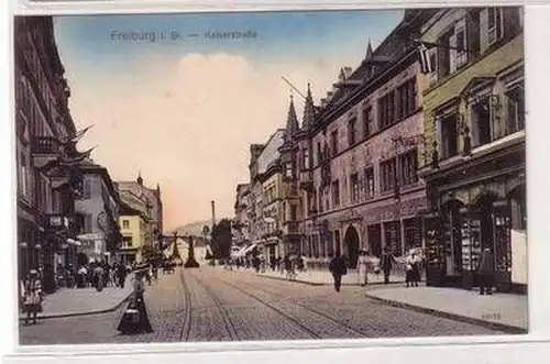 06048 Ak Freiburg i.B. Kaiserstraße mit Geschäften um 1910