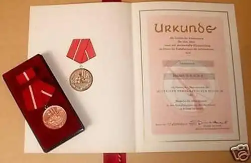 DDR Medaille Kampfgruppen in Bronze + Urkunde 1972