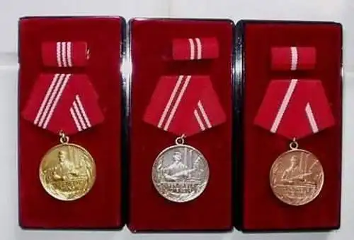 3 DDR Orden Kampfgruppe in Gold Silber Bronze im Etui