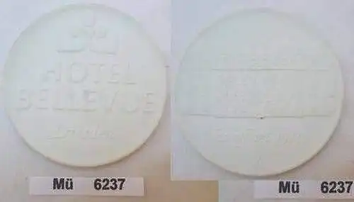 weisse DDR Porzellan Medaille Hotel Bellevue Dresden eröffnet 1985