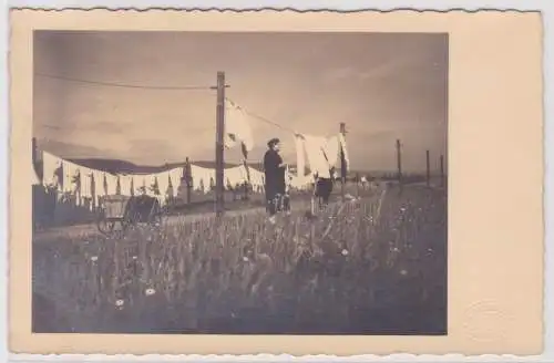 902206 Foto Ak Rinteln an der Weser Frau hängt Wäsche auf um 1930