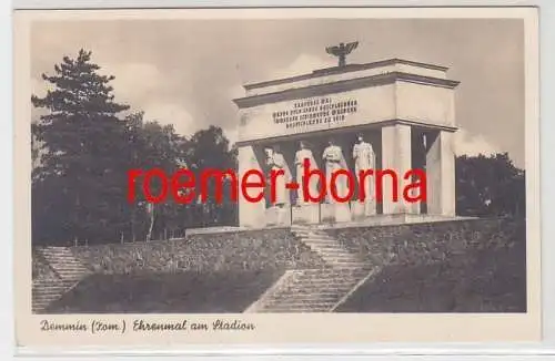 14413 Foto Ak Demmin in Pommern Ehrenmal am Stadion um 1940