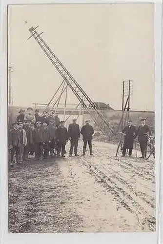 47426 Foto Ak Wunstorf aufstellen eines Strommast um 1920