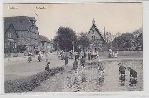 42975 Ak Uelzen Gudes Tor und im Wasser spielende Kinder 1909