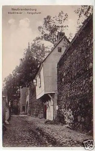 32414 Ak Neubrandenburg Stadtmauer & Fangelturm um 1910