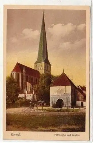 58570 Ak Rostock Petrikirche und Petritor um 1920